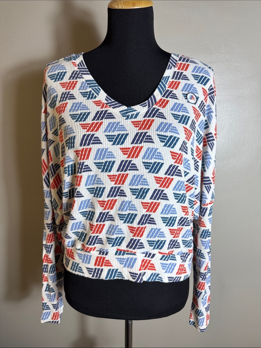 ALDI Gear Geometric Print V-Neck Long Sleeve Top White with Blue & Red Sz L
